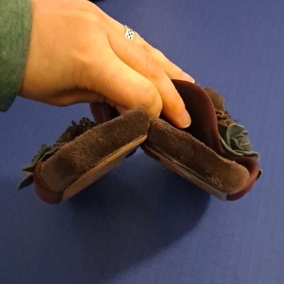 Gorgeous Daniel Green burgundy/purple suede floral embellished mules, sz 8 - Picture 8 of 10